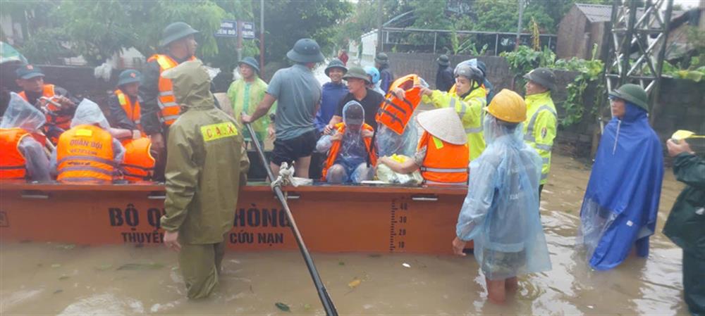 Lực lượng Công an tỉnh tích cực hỗ trợ đưa người dân và di dời tài sản đến nơi an toàn.