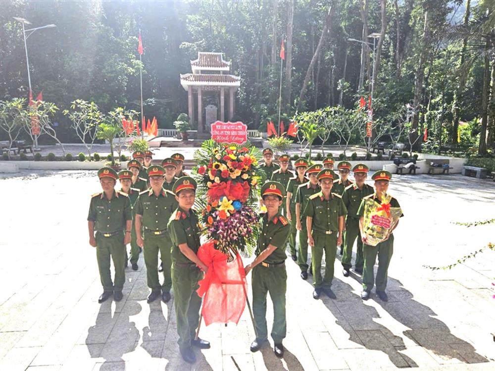 Đoàn tổ chức dâng hương, dâng hoa viếng Chủ tịch Hồ Chí Minh và các anh hùng liệt sĩ tại Khu di tích căn cứ.