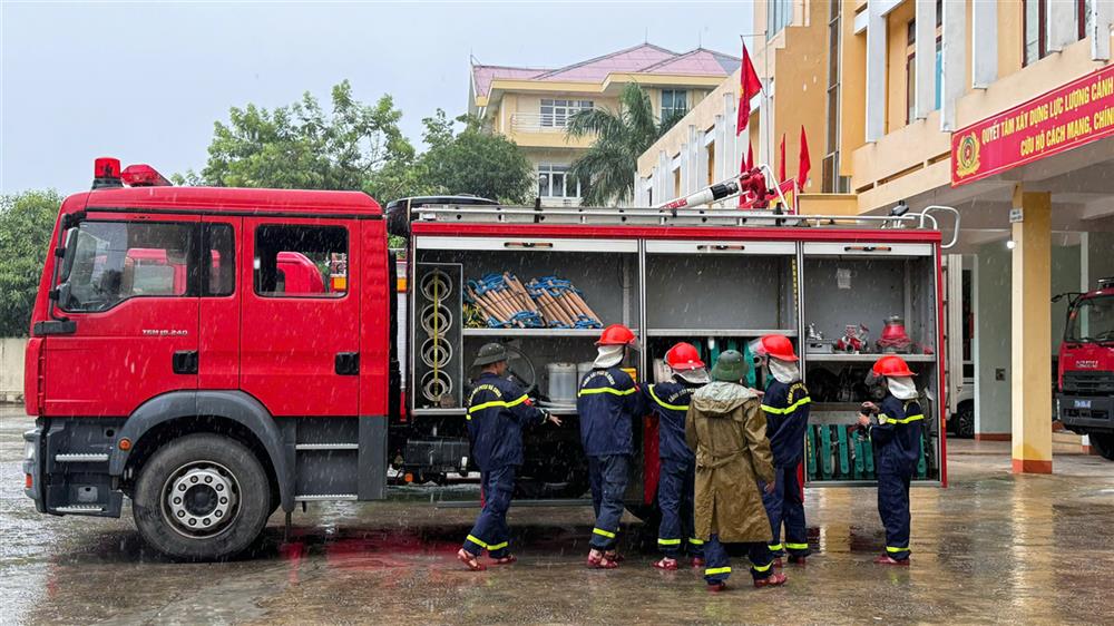 Cán bộ, chiến sỹ Phòng Cảnh sát PCCC và CNCH, Công an tỉnh Quảng Bình thường xuyên tổ chức kiểm tra, bảo trì, bảo dưỡng các trang thiết bị, phương tiện, máy móc phục vụ cho công tác PCCC và CNCH trong mùa mưa bão.