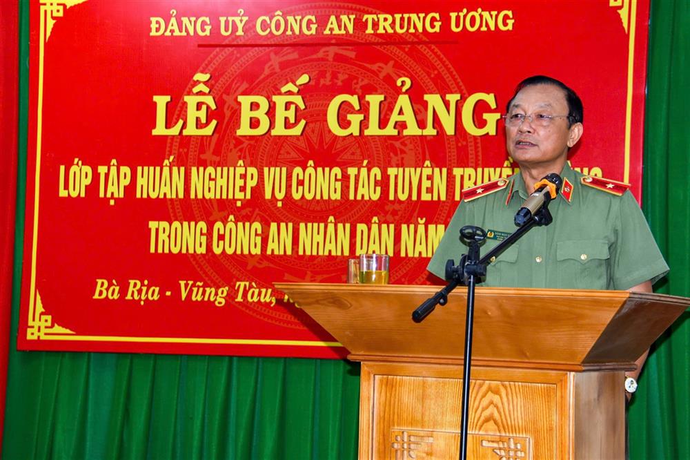 Thiếu tướng Đặng Ngọc Bách, Phó Cục trưởng Cục Công tác đảng và công tác chính trị phát biểu tại Lễ bế giảng.