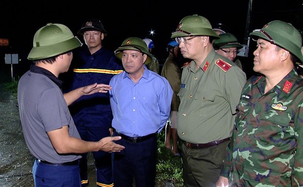 Ngay trong đêm, đồng chí Lại Thế Nguyên, Phó Bí thư Thường trực Tỉnh ủy cùng các đồng chí lãnh đạo các sở, ban ngành đã trực tiếp có mặt chỉ đạo khẩn trương xử lý sự cố.