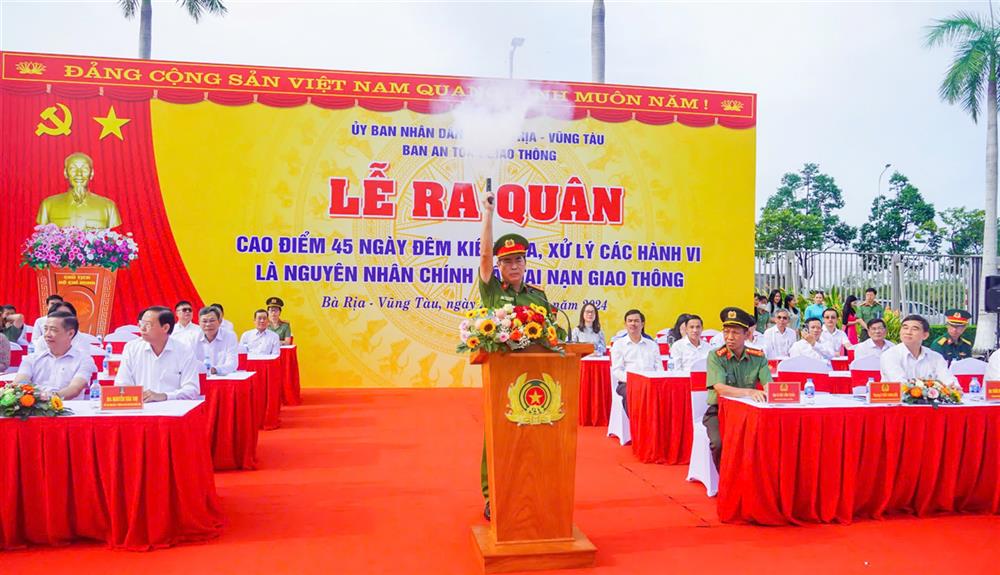 Thượng tá Trần Thanh Hiển, Phó Giám đốc Công an tỉnh ra hiệu lệnh phát động Diễu hành tại Lễ ra quân.