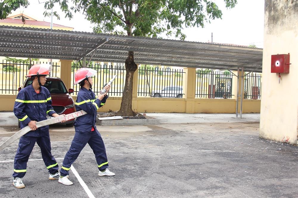 Trung sỹ Lê Hữu Huy, cán bộ Cảnh sát Phòng cháy, chữa cháy và cứu nạn, cứu hộ Công an tỉnh Hà Nam và đồng đội tham gia tập luyện.