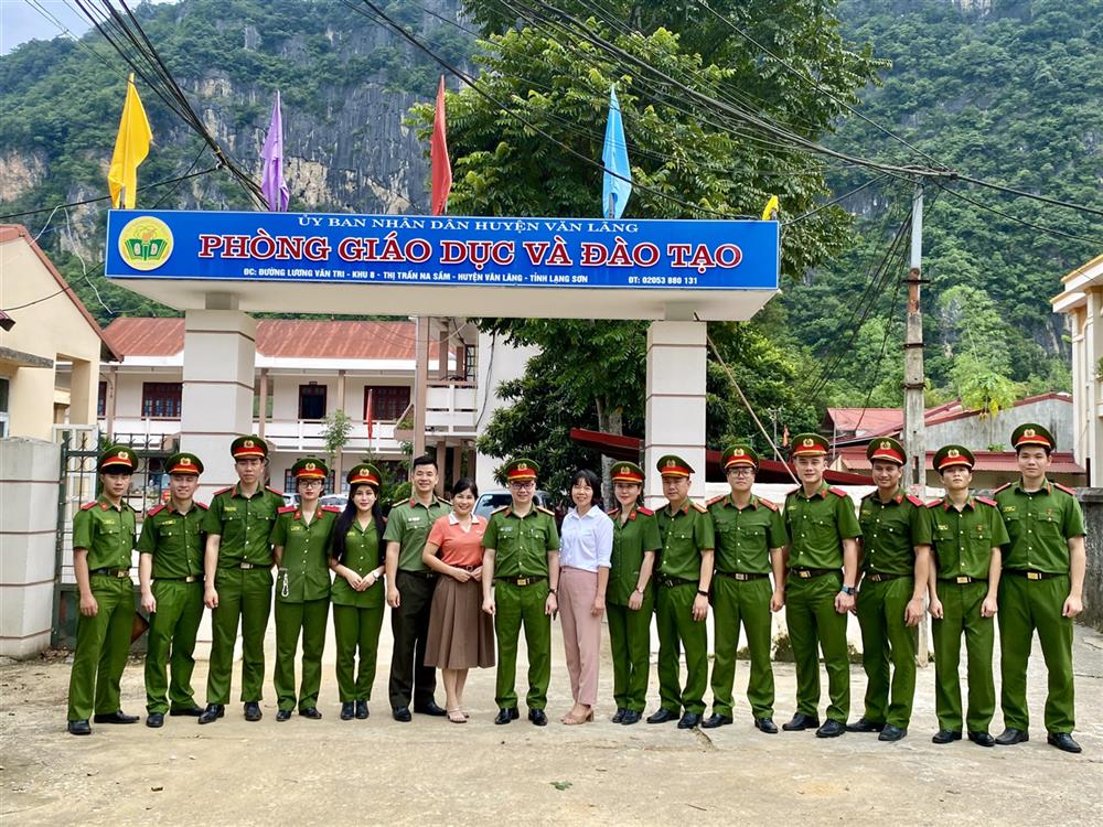 Đoàn thăm hỏi, tặng quà cho các trường học trên địa bàn huyện Văn Lãng, tỉnh Lạng Sơn.