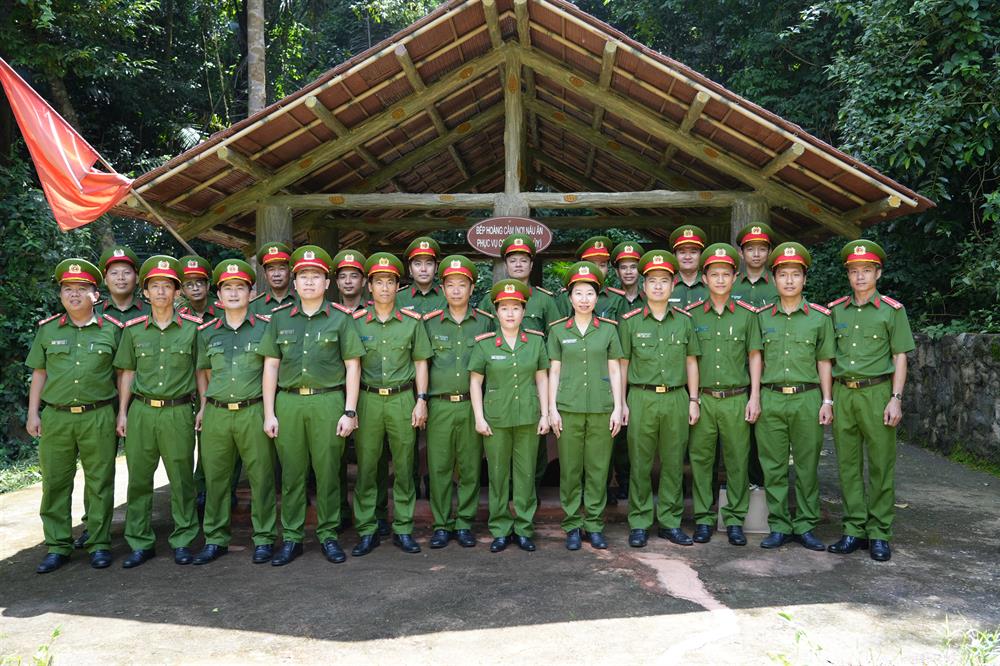 Cán bộ, chiến sĩ đơn vị chụp ảnh lưu niệm tại khu căn cứ  trong thời kháng chiến chống Mỹ.