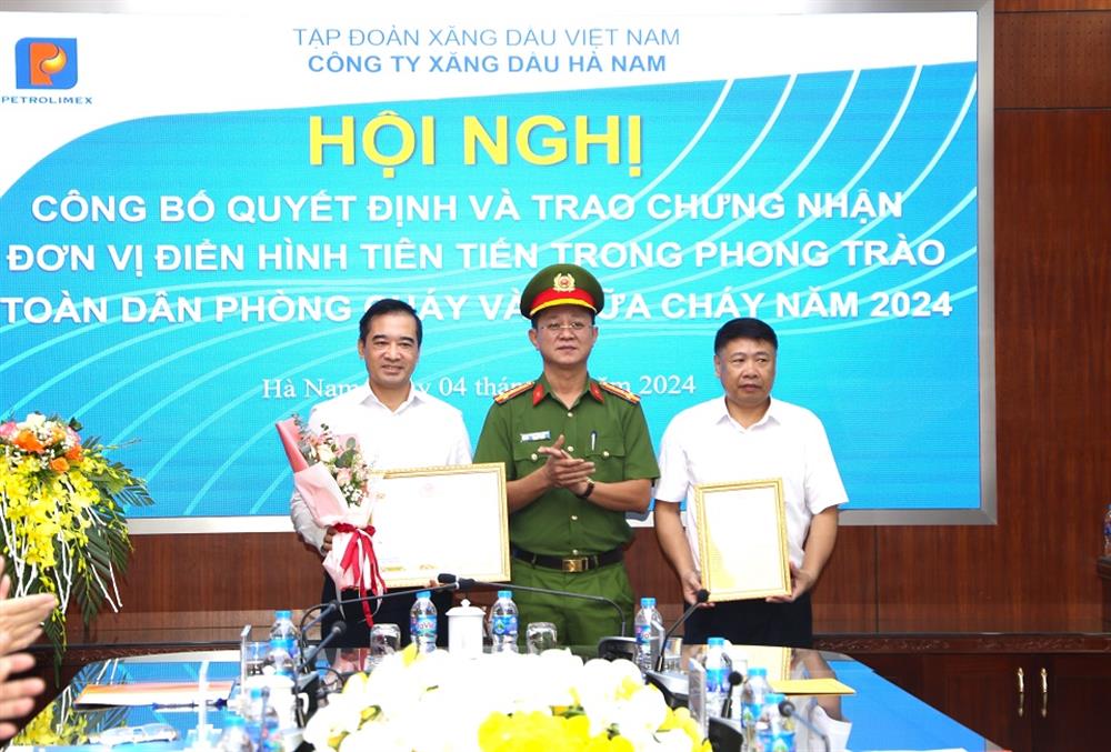 Đại tá Phạm Hùng Dương trao Giấy chứng nhận đơn vị điển hình tiên tiến trong phong trào Toàn dân PCCC năm 2024 cho các đơn vị.