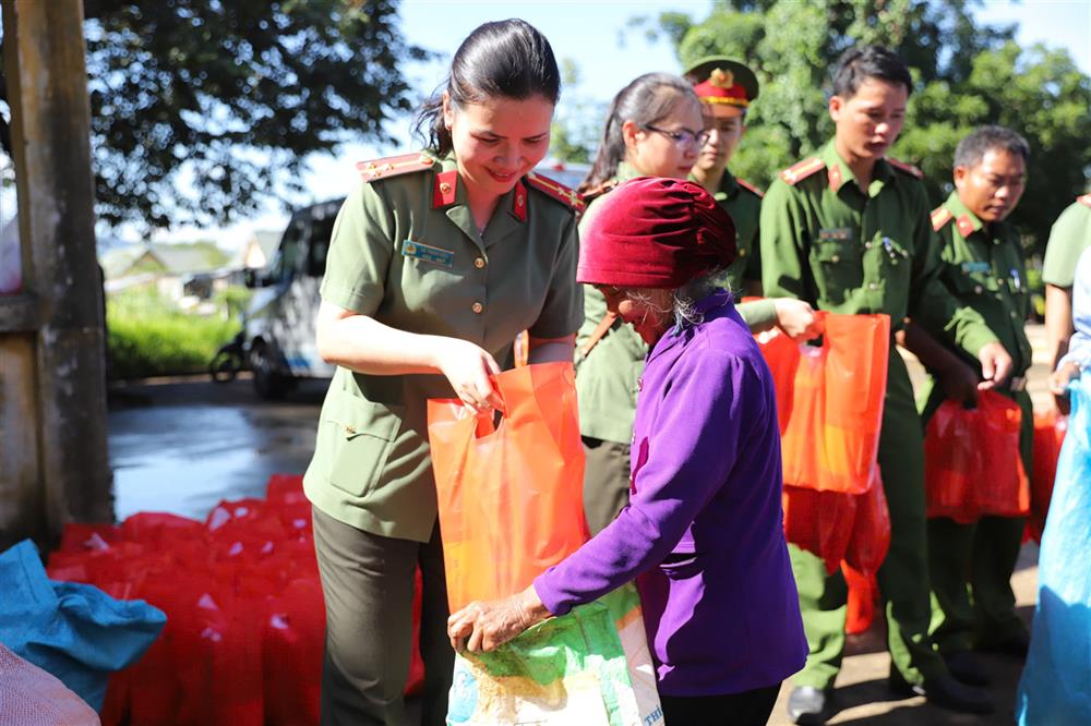 Kinh phí từ mô hình “Nuôi heo vàng vì người nghèo”, được các chị trao tặng đến với hộ gia đình có hoàn cảnh khó khăn tại vùng sâu, vùng xa nhân dịp Tết đến, xuân về.