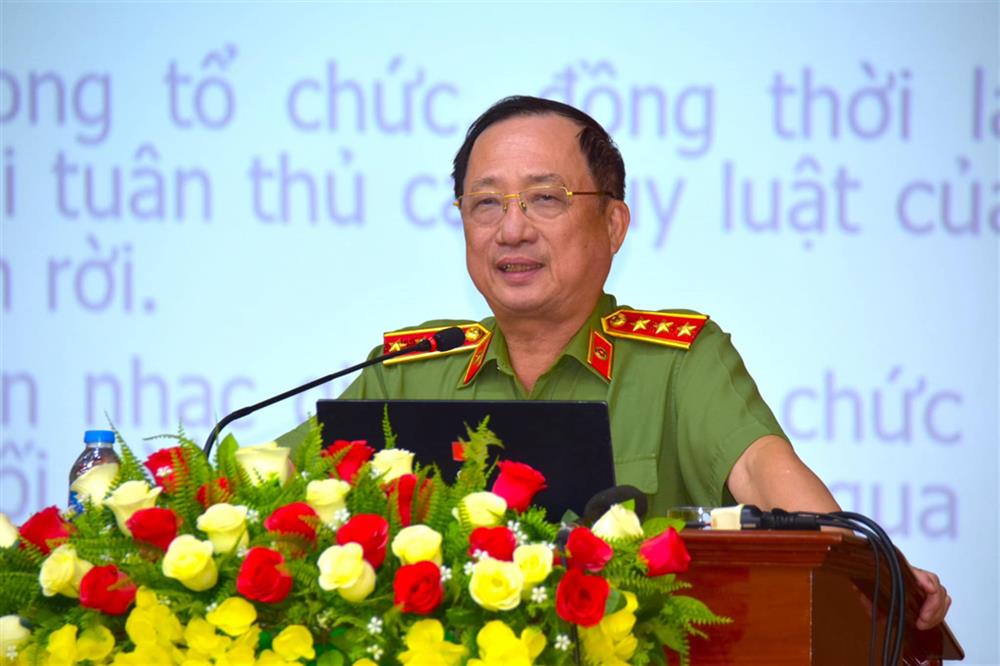 PGS.TS Thượng tướng Nguyễn Văn Thành, Phó Chủ tịch chuyên trách Hội đồng lý luận Trung ương báo cáo tại lớp tập huấn.