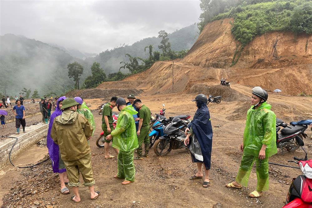 Do mặt bằng tái định cư chưa hoàn thiện, nhưng để bảo đảm an toàn cho người dân, lực lượng chức năng đã quyết định di dời các hộ dân đến nơi ở tạm.