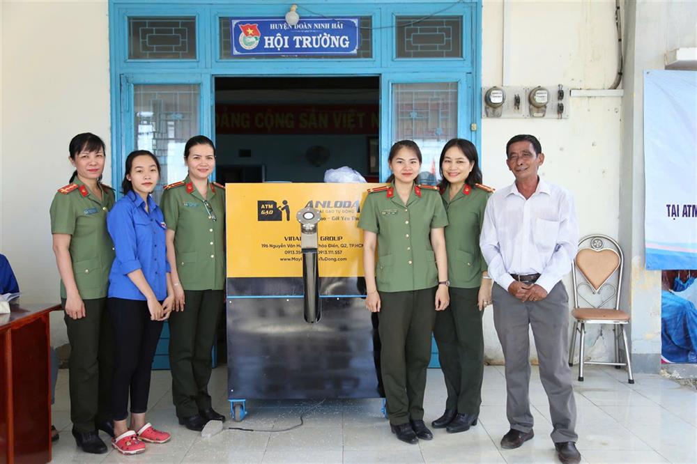 Nguồn kinh phí từ mô hình “Nuôi heo vàng vì người nghèo” cũng giúp các chị duy trì mô hình “ATM gạo” tại huyện Ninh Hải.