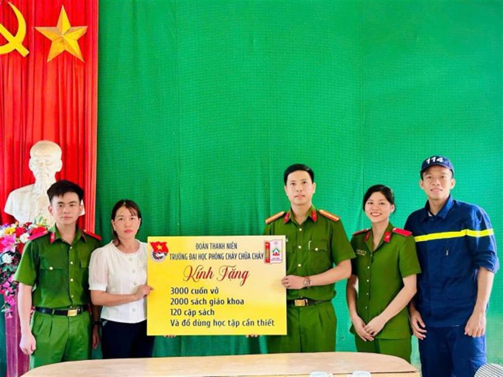 Đoàn gửi quà tại trường tiểu học Đan Thượng 2 Hạ Hoà Phú Thọ.