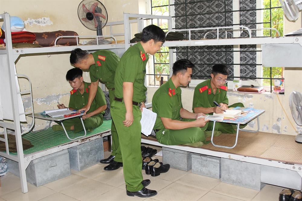 Lãnh đạo Trại tạm giam Công an tỉnh kiểm tra, động viên các chiến sĩ nghĩa vụ nỗ lực phấn đấu hoàn thành tốt các nhiệm vụ được giao.