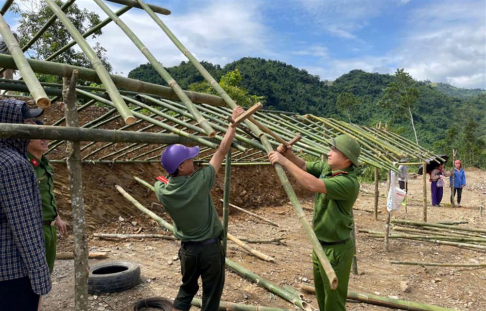 Trên 50 căn nhà tạm đã được lực lượng chức năng và Nhân dân khẩn trương xây dựng để người dân có nơi ăn ở sinh hoạt.