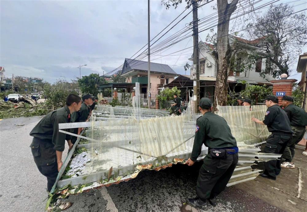 Ngay sau khi bão Yagi đi qua, Trung tâm huấn luyện quốc gia về phòng, chống khủng bố đã tăng cường 140 CBCS hỗ trợ Công an tỉnh Quảng Ninh và UBND thị xã Quảng Yên khắc phục sự cố, cưa gọn thân cây, cắt tỉa cành cây, dọn dẹp mái tôn, cột điện gãy, hỗ trợ công tác sửa chữa những hư hỏng và khôi phục lại các hoạt động bị ảnh hưởng do bão gây ra. 