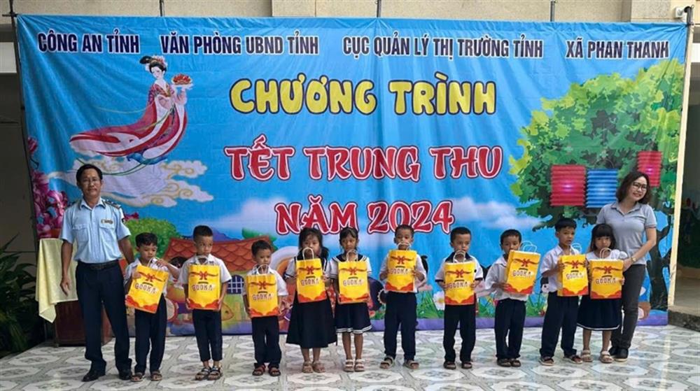 Đoàn tặng quà trung thu cho các em học sinh tại Trường tiểu học Phan Thanh 1