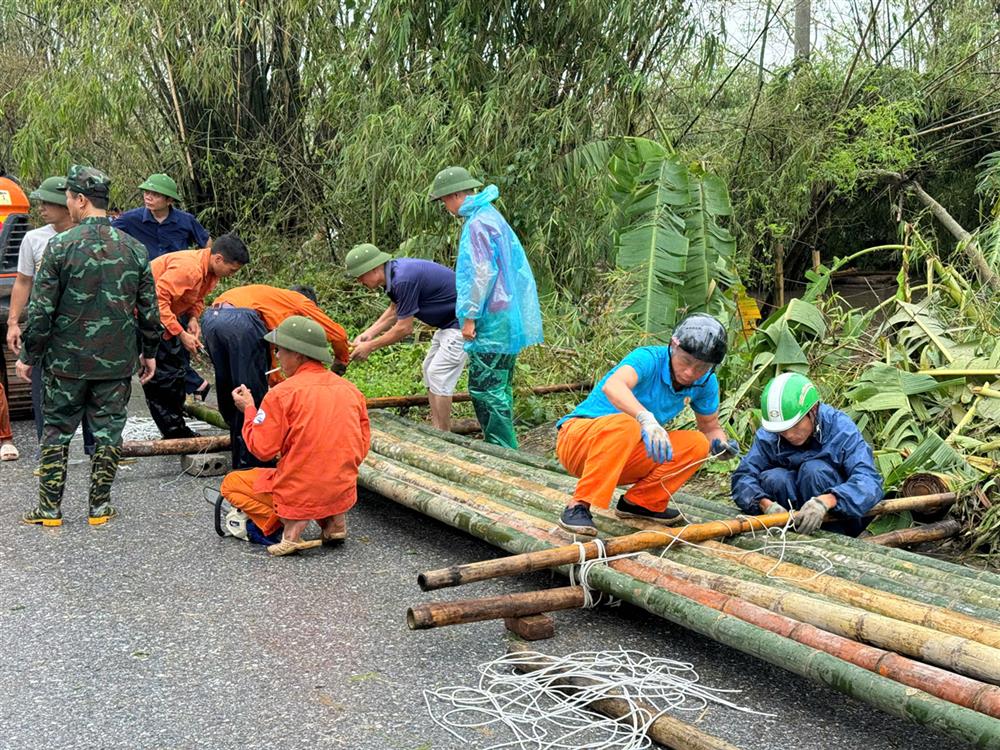 Các lực lượng gấp rút lắp cầu phao để người dân thuận tiện di chuyển.