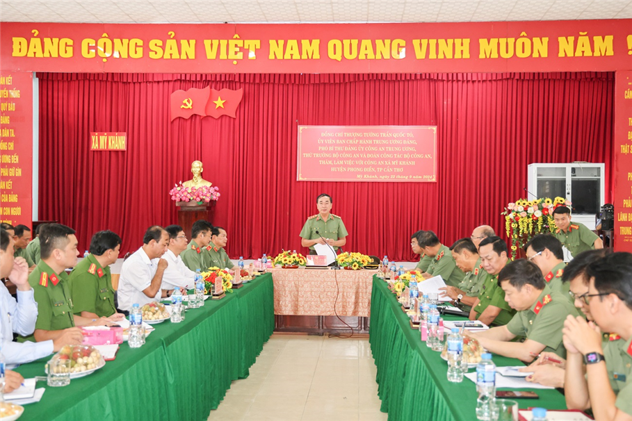 Thứ trưởng Trần Quốc Tỏ phát biểu chỉ đạo tại buổi làm việc với Công an xã Mỹ Khánh.