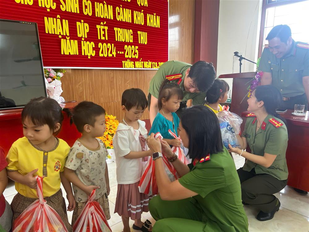 Một số hình ảnh Đoàn tặng quà các em nhỏ có hoàn cảnh khó khăn bị ảnh hưởng của đợt bão số 3 trên địa bàn huyện Gia Lộc.