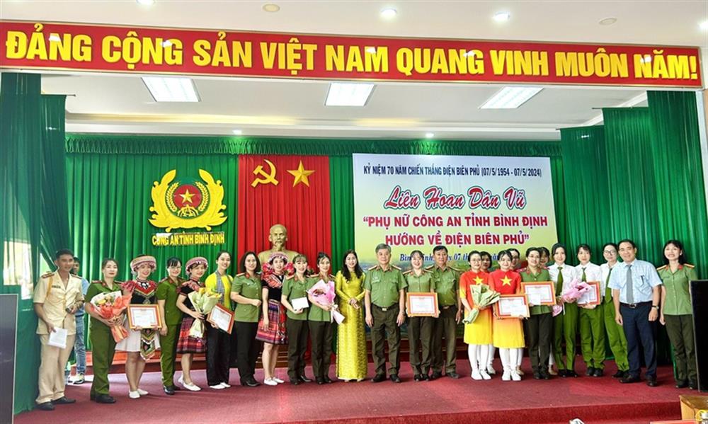 Ban Tổ chức trao giải cho các đội thi xuất sắc.