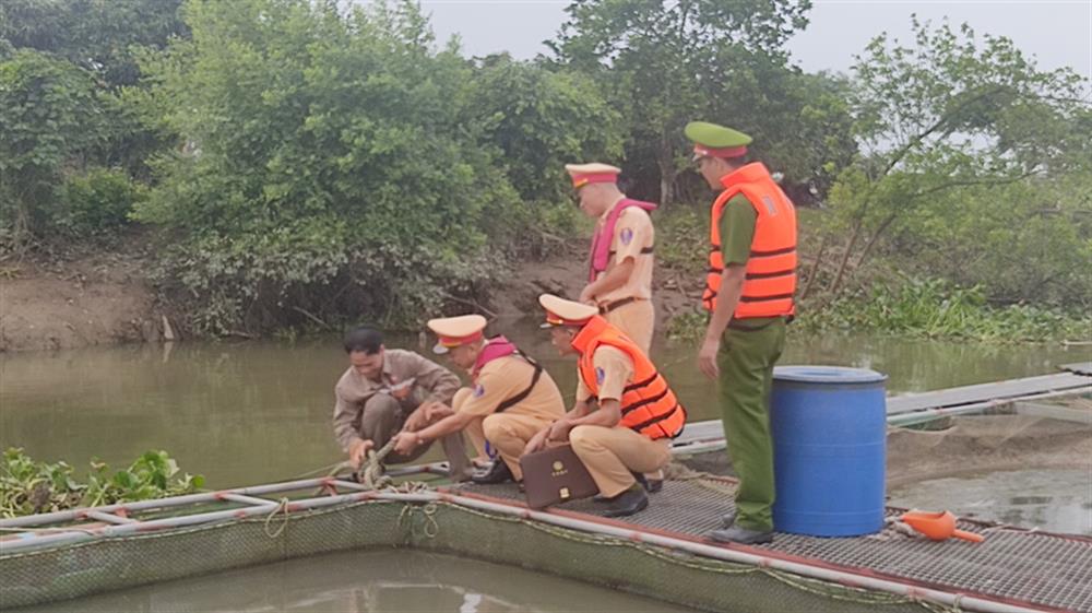 Lực lượng Cảnh sát giao thông đường thủy Công an tỉnh Hải Dương hướng dẫn cách chằng, buộc dây neo an toàn cho lồng bè.