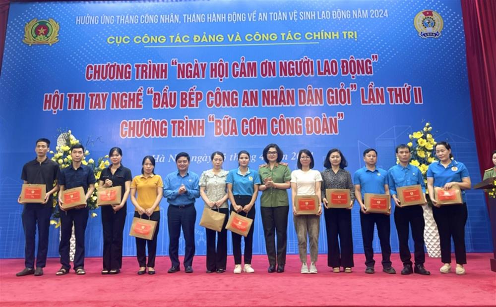 Thiếu tướng Ngô Hoài Thu trao quà cho các công nhân lao động có hoàn cảnh khó khăn.