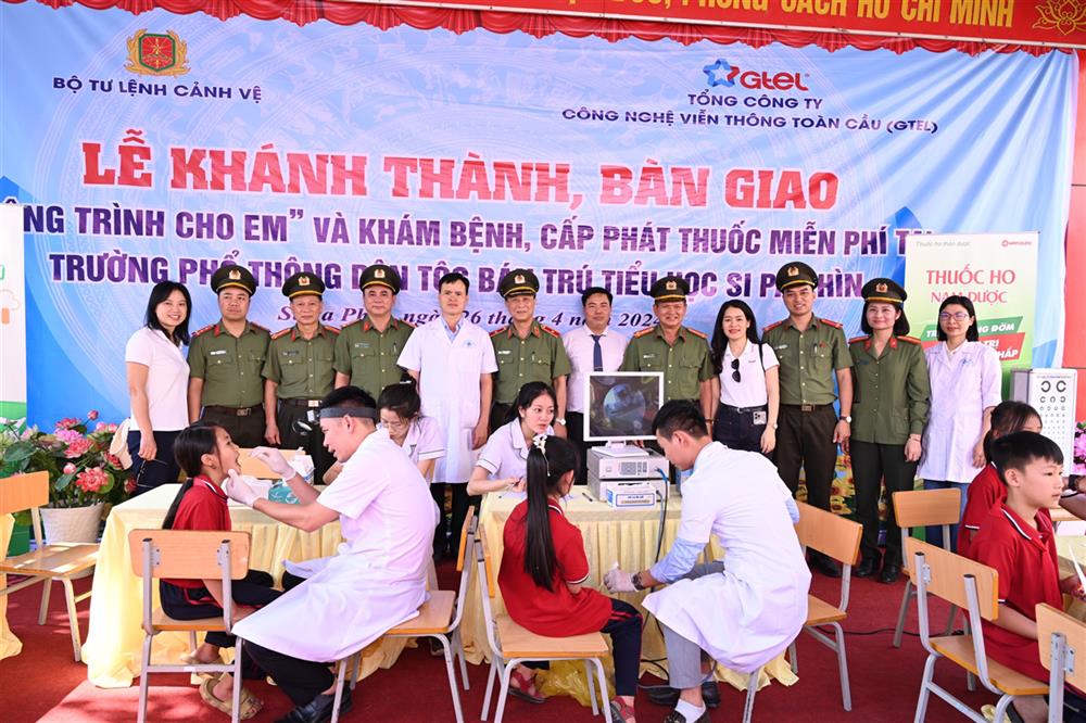 Các Y, Bác sĩ trong đoàn công tác tổ chức khám bệnh, cấp phát thuốc cho các em học sinh