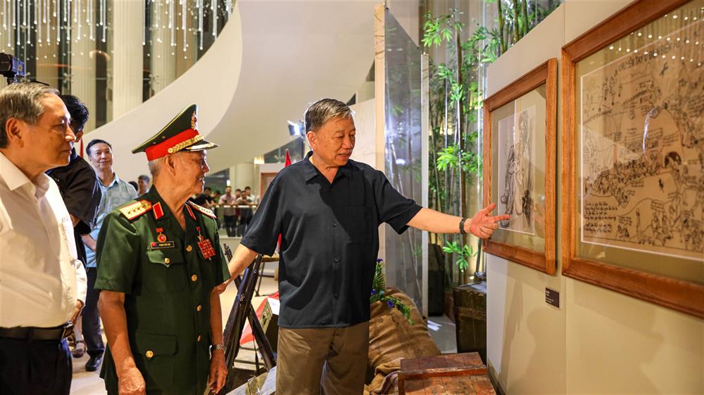 Bộ trưởng Tô Lâm cùng các đại biểu tham quan triển lãm tác phẩm của họa sĩ, NSND Ngô Mạnh Lân.