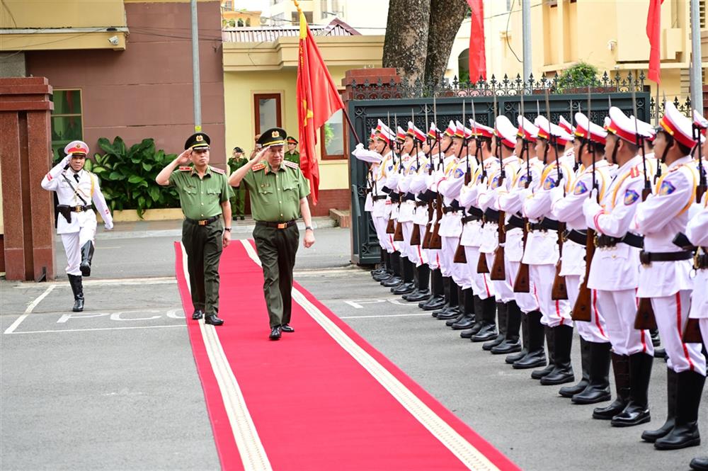 Bộ trưởng Tô Lâm duyệt Đội danh dự Công an thành phố Hải Phòng.