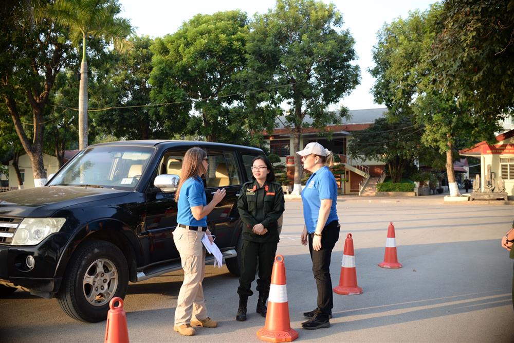 Đại úy Đặng Thị Mai chủ động, tích cực học tập nang cao trình độ ngoại ngữ đáp ứng yêu cầu hội nhập quốc tế.