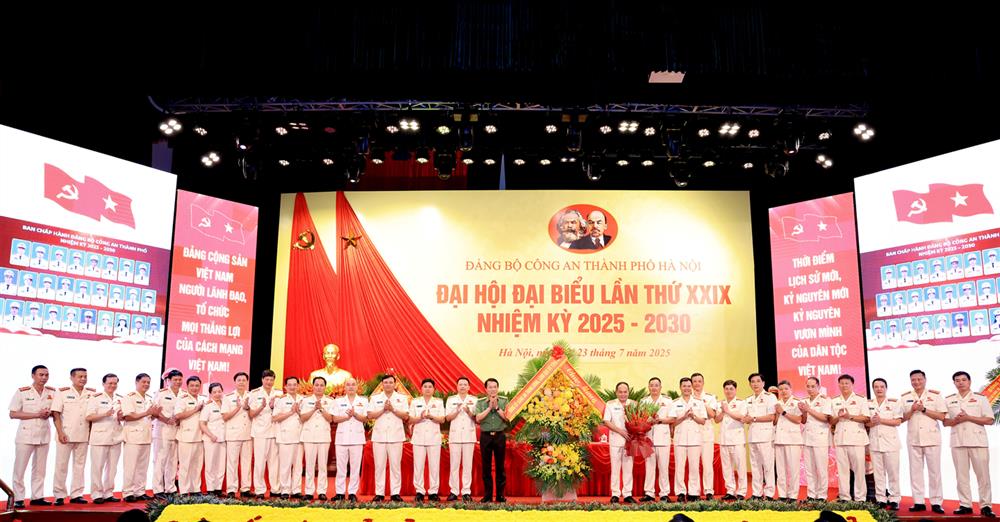 Bộ trưởng Lương Tam Quang chúc mừng Ban Chấp hành Đảng bộ Công an thành phố lần thứ XXIX, nhiệm kỳ 2025 – 2030.