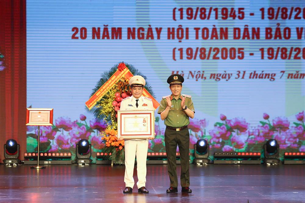 Thừa ủy quyền, Bộ trưởng Lương Tam Quang trao Huân chương Quân công hạng Nhì tặng Trung tướng Nguyễn Thanh Tùng, Giám đốc Công an thành phố Hà Nội.