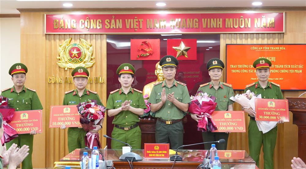 Thiếu tướng Tô Anh Dũng, Giám đốc Công an tỉnh và Đại tá Trịnh Văn Giang, Phó Giám đốc trao thưởng cho các đơn vị có thành tích xuất sắc trong công tác đấu tranh phòng, chống tội phạm.