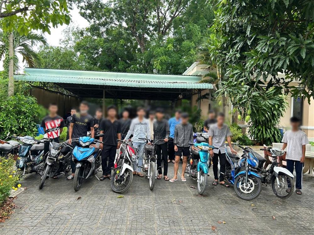 Các đối tượng thanh thiếu niên tham gia đua xe, gây rối được cơ quan công an mời làm việc cùng tang vật, phương tiện liên quan.