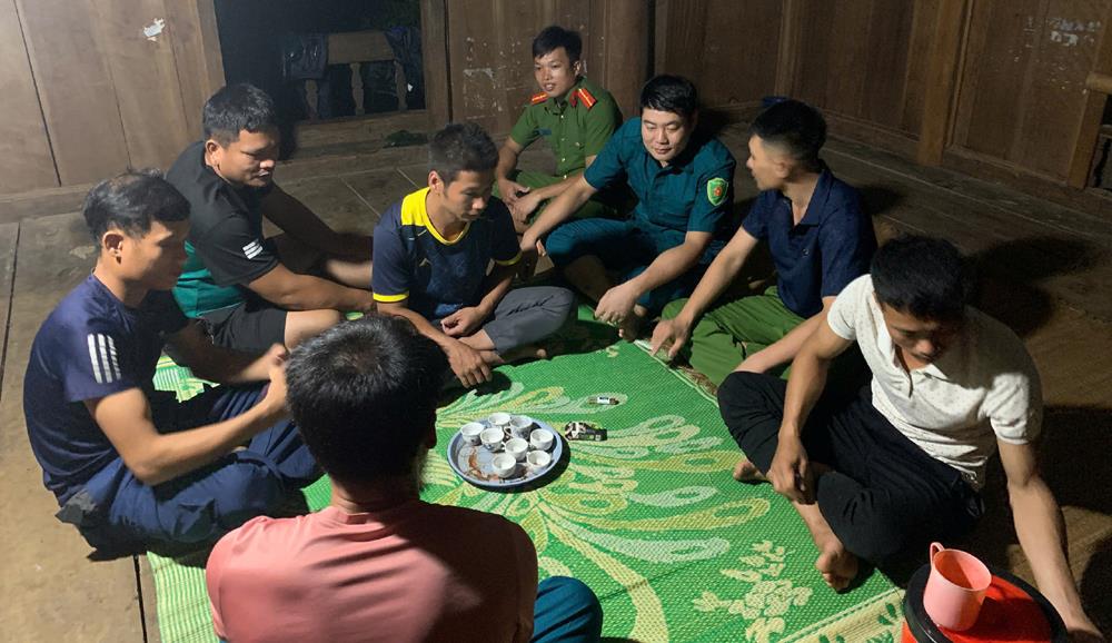 Người dân bản Muỗng, xã Trung Hạ ở nơi tránh trú bão.