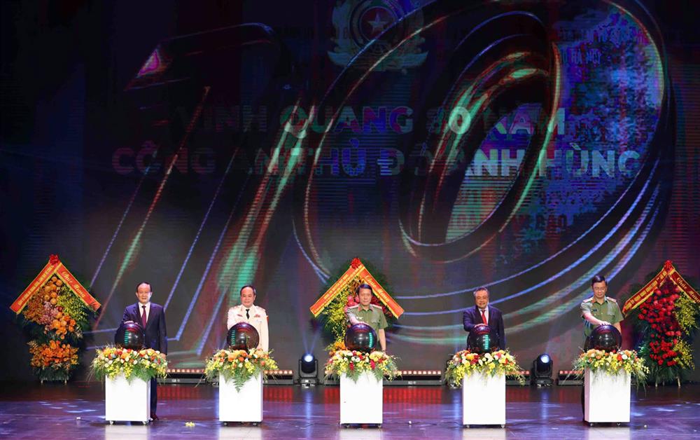 Các đại biểu thực hiện nghi thức kích hoạt các phần mềm chuyển đổi số của Công an Thủ đô.