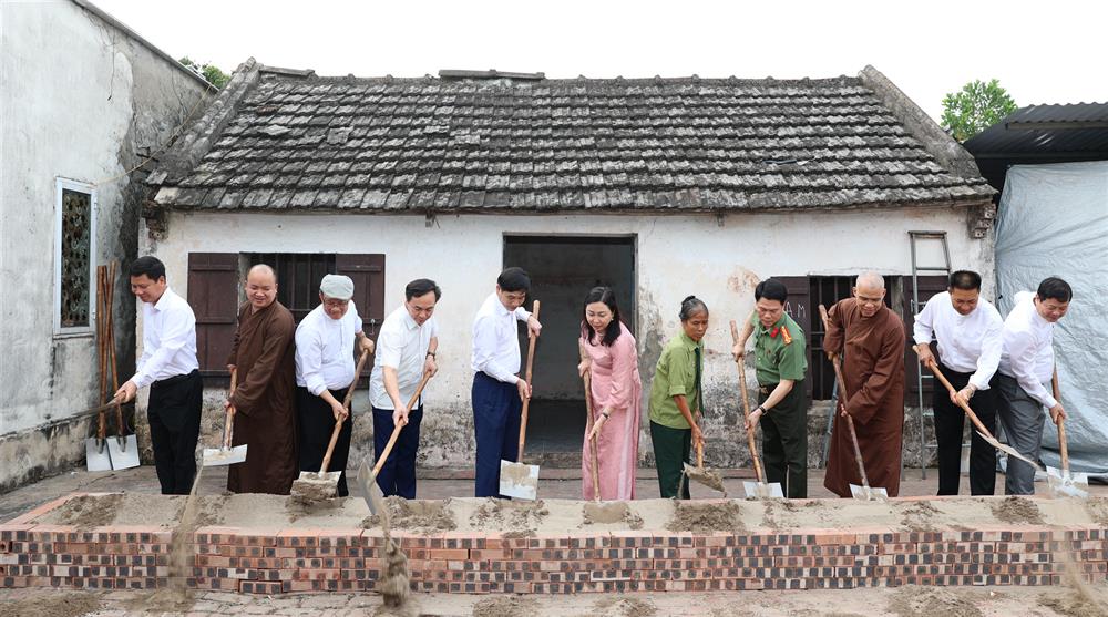 Các đại biểu khởi công xây dựng nhà Đại đoàn kết cho gia đình hộ gia đình bà Nguyễn Thị Mười.