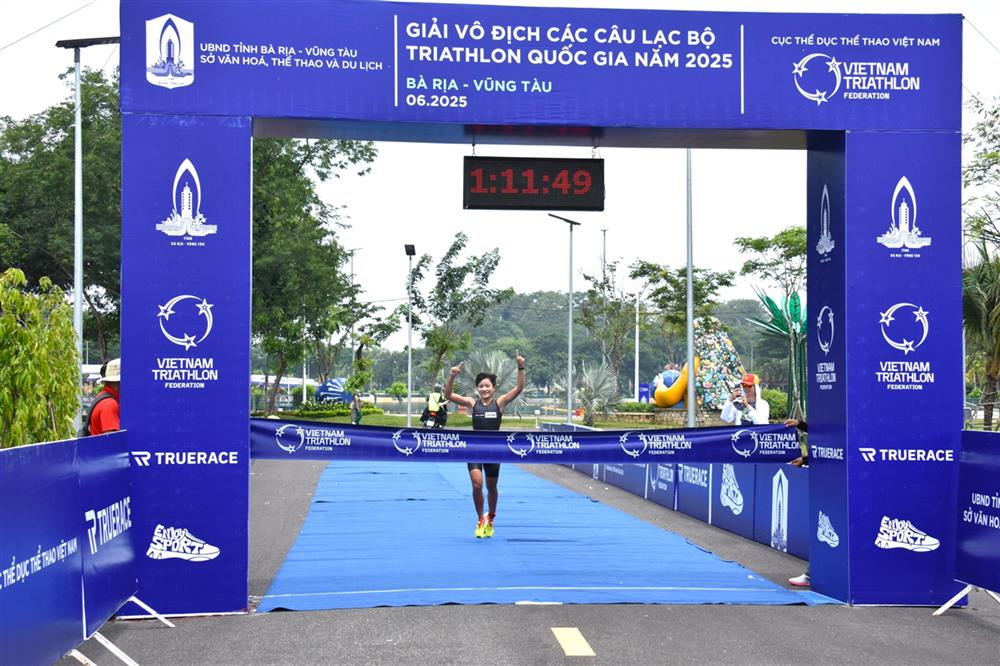Vận động viên Nguyễn Thị Kim Cương một mình về đích nội dung Triathlon sprint cá nhân nữ, qua đó giành tấm Huy chương Vàng đầu tiên cho Đoàn Công an nhân dân.