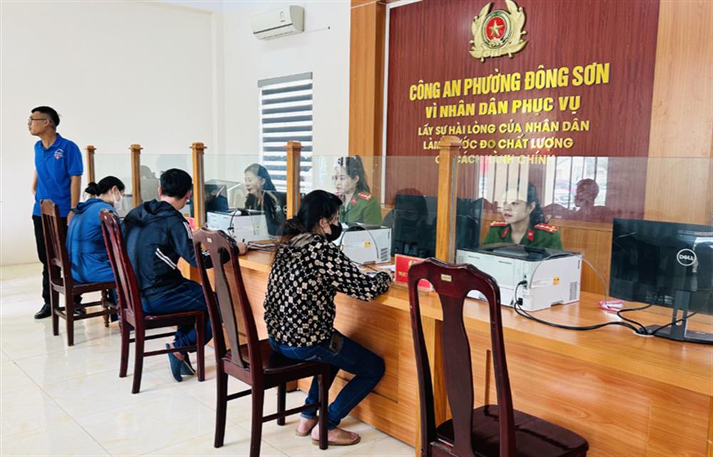 Công an 166 xã, phường trên địa bàn tỉnh Thanh Hoá đồng loạt ra quân hướng dẫn thủ tục hành chính, tháo gỡ những khó khăn, vướng mắc trong quá trình triển khai chính quyền địa phương hai cấp (hình ra quân Công an xã Định Liên).