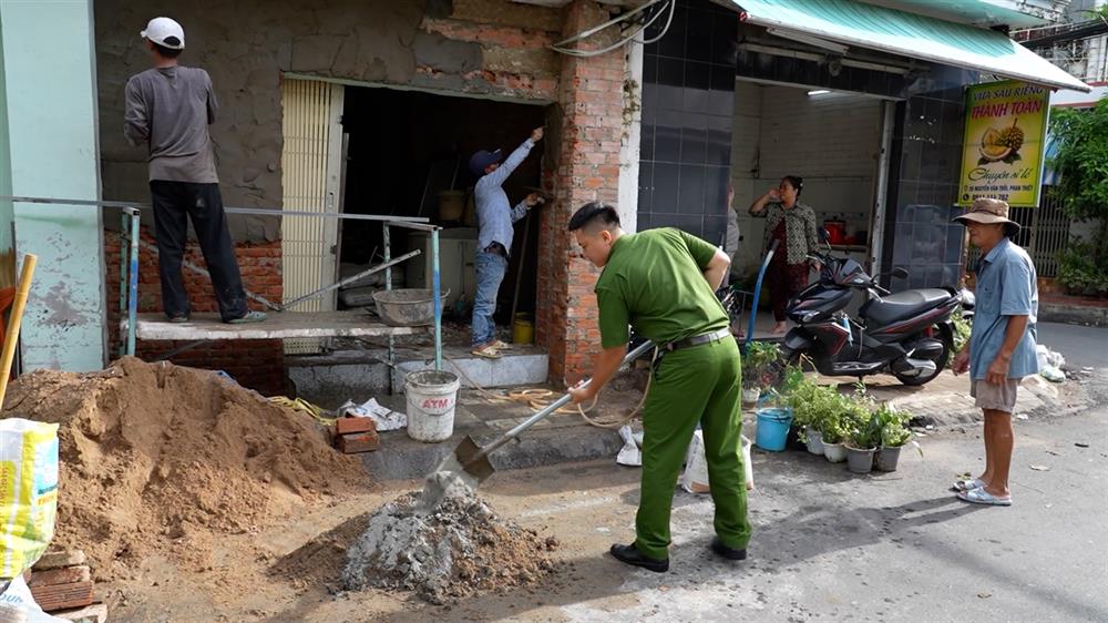Sửa chữa nhà anh Trần Hoàng Vũ  tổ viên lực lượng tham gia bảo vệ an ninh trật tự tại cơ sở.