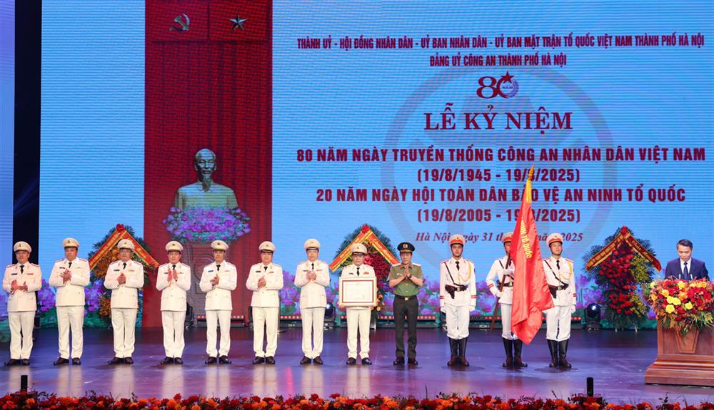 Thừa ủy quyền, Bộ trưởng Lương Tam Quang gắn và trao Huân chương Chiến công hạng Nhất tặng Công an thành phố Hà Nội.