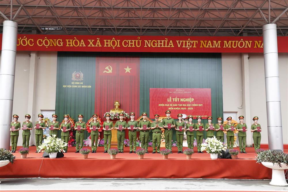 Trung tướng, NGƯT, GS. TS Trần Minh Hưởng, Giám đốc Học viện trao bằng tốt nghiệp cho học viên khóa D46.