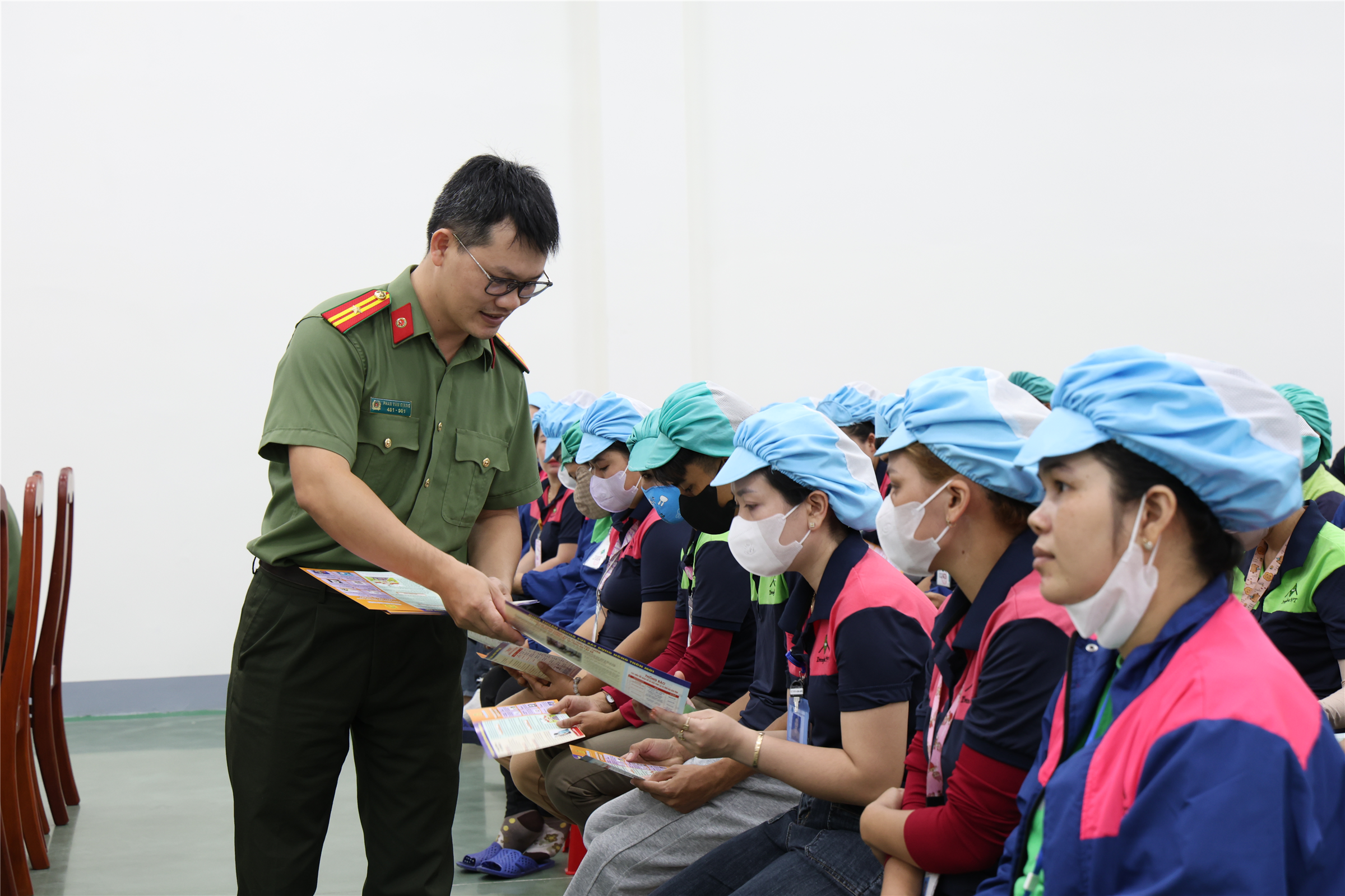 Lực lượng Công an tuyên truyền công tác phòng, chống tội phạm, tệ nạn xã hội và xây dựng phong trào toàn dân bảo vệ an ninh Tổ quốc tại các khu công nghiệp.