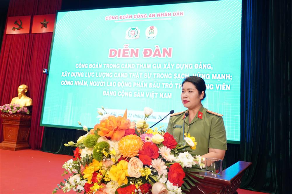 Trung tá Nguyễn Thanh Hiền, Phó Trưởng ban Công đoàn CAND, báo cáo đề dẫn diễn đàn.