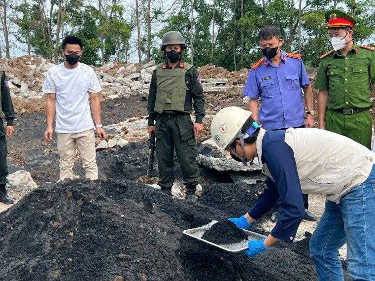 Lực lượng chức năng phối hợp với chuyên gia Viện Hàn lâm Khoa học và Công nghệ môi trường Việt Nam lấy mẫu chất thải để giám định tại hiện trường.