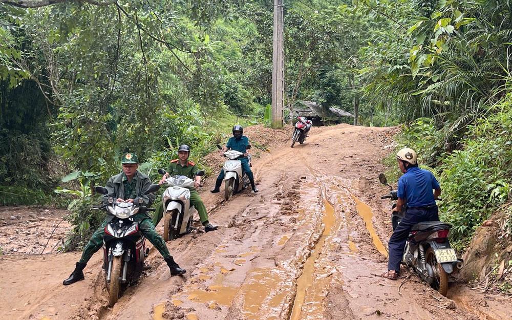 Dù đường xá đi lại khó khăn, nhưng vì sự an toàn của người dân, các lực lượng chức năng xã Mường Lý khẩn trương di dời người dân đến nơi an toàn.