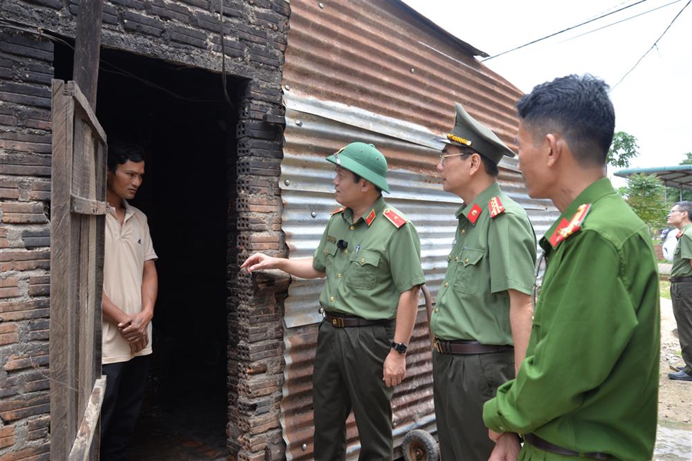 Trước khi được hỗ trợ xây nhà mới, một số hộ gia đình sống trong những ngôi nhà lợp tôn tạm bợ, ảnh hưởng đến sức khỏe.