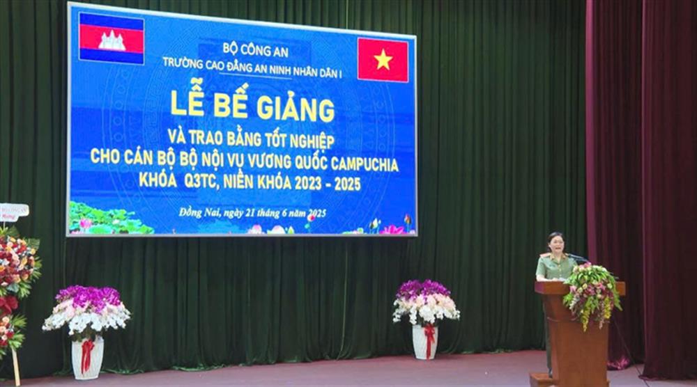 Thiếu tướng, PGS.TS Đinh Ngọc Hoa, Bí thư Đảng ủy, Hiệu trưởng Nhà trường phát biểu tại buổi Lễ.