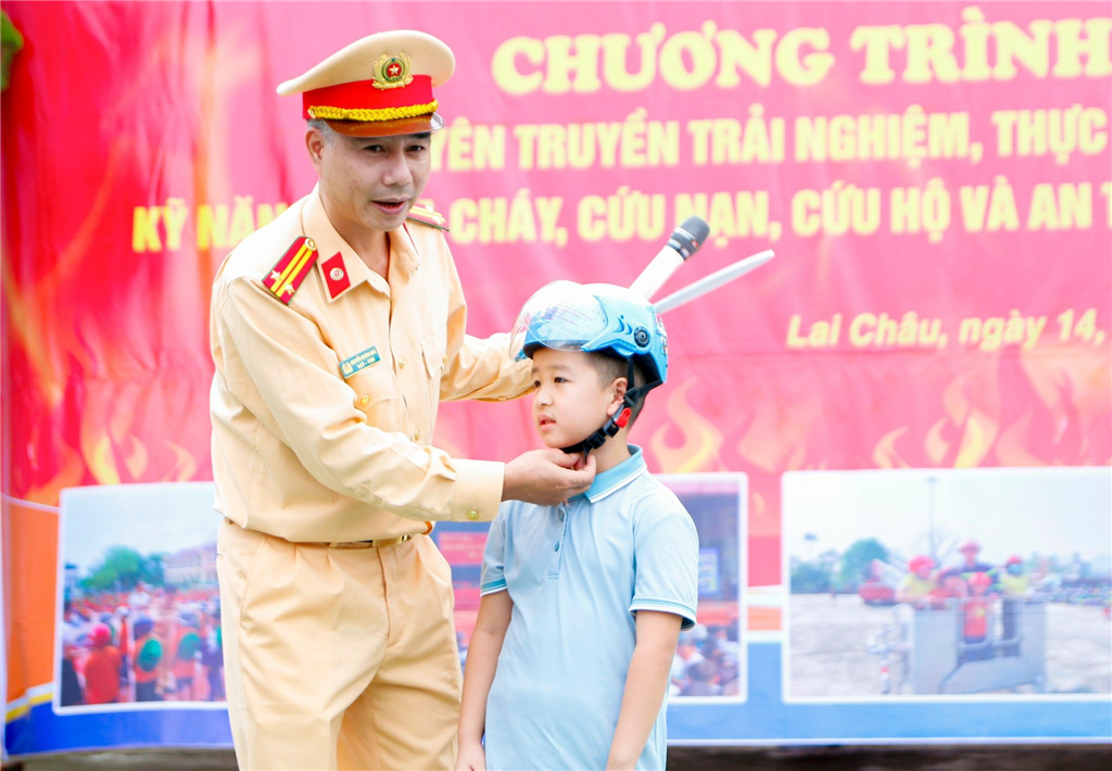 Hoạt động không chỉ trang bị kiến thức, kỹ năng sống cần thiết cho các em thiếu nhi mà còn góp phần giáo dục truyền thống, khơi dậy niềm tự hào về nghề nghiệp của cha mẹ.