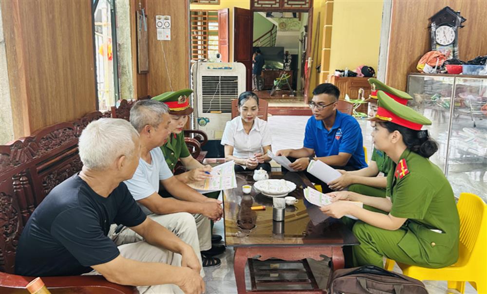 Cán bộ, chiến sĩ công an phường Đông Sơn xuống địa bàn gặp gỡ, tuyên truyền pháp luật cho quần chúng nhân dân.