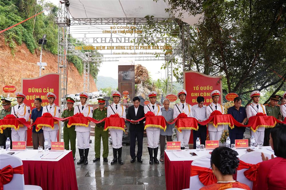 Các đại biểu và gia đình tham gia cắt băng khánh thành Khu tưởng niệm Anh hùng liệt sỹ Phạm Văn Cường.